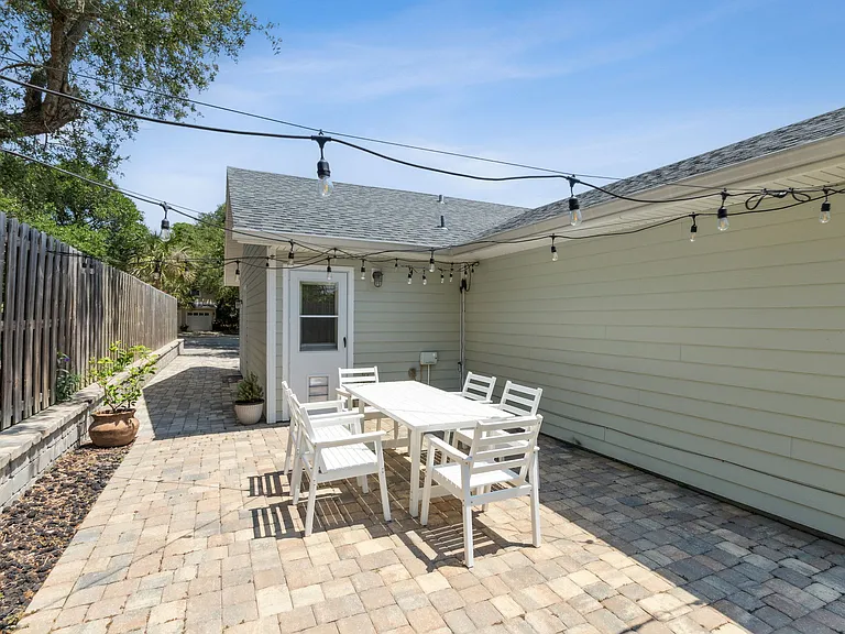 2705 Allan St — Photo 18