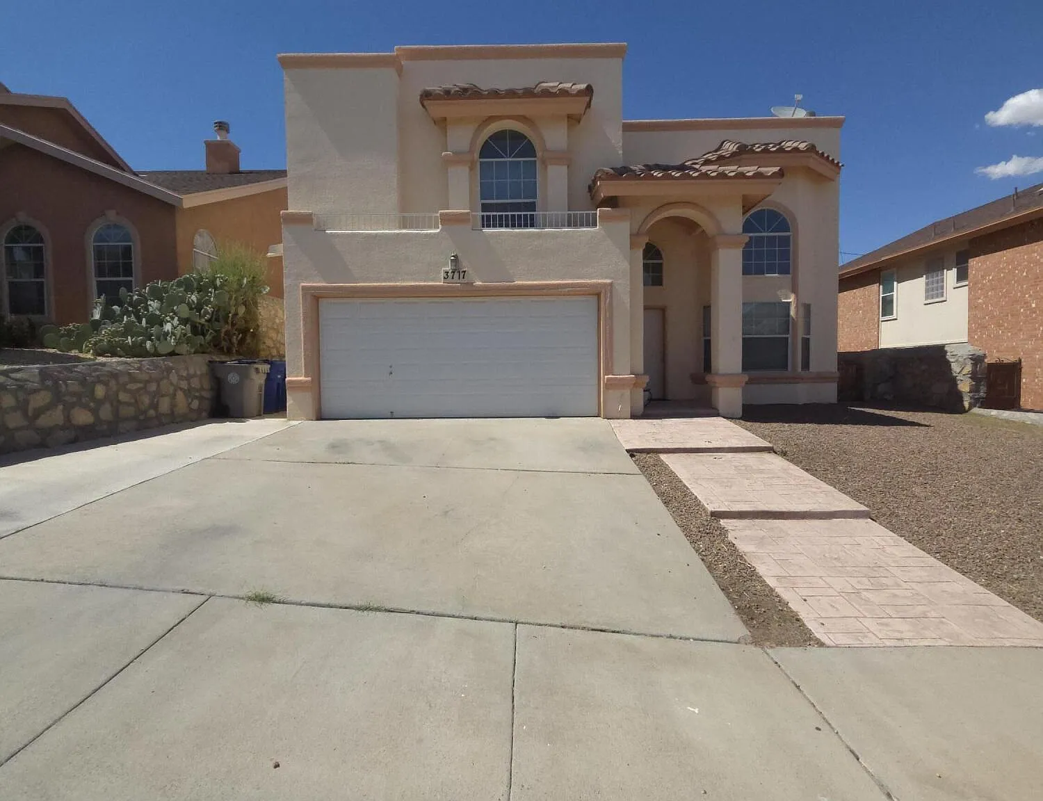 3 bed, 2.0 bath, 2092 sqft, $2,000 — Photo 1