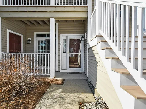 42 Bradford Commons Ln #42, Braintree, MA 02184