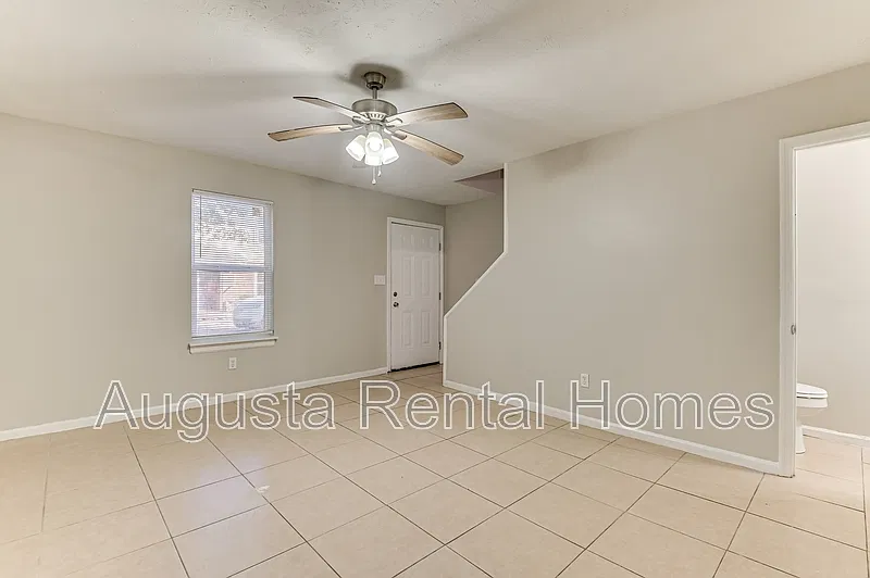 140 Chalet North Ct — Photo 2
