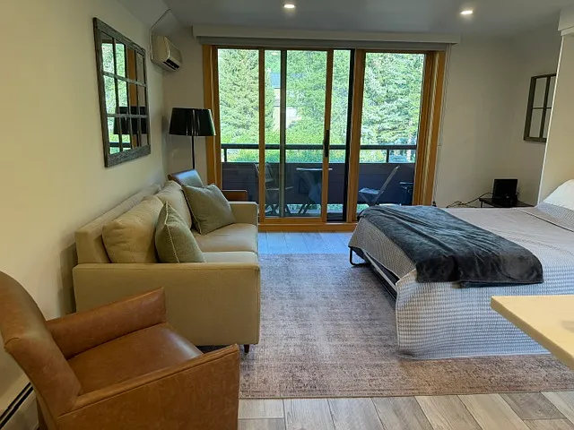 1136 Vine St — Photo 2