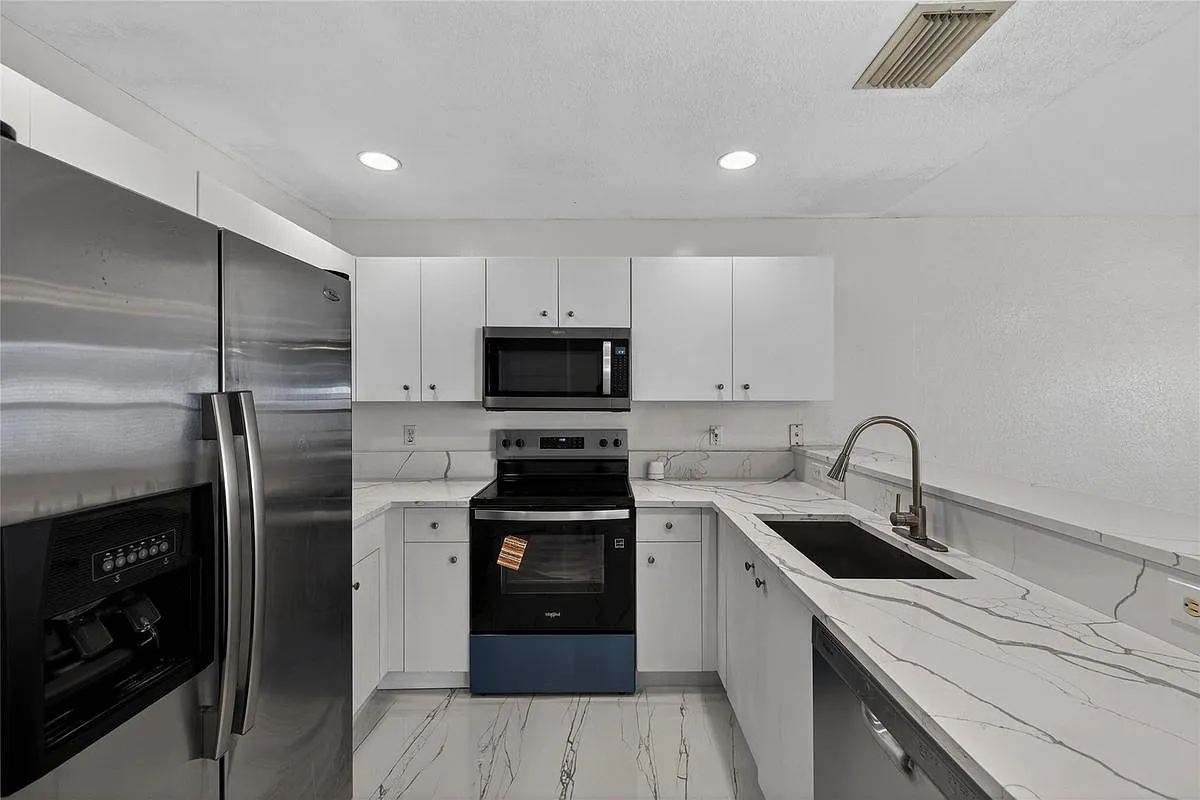 4 bed, 3.0 bath, 2208 sqft, $4,450 — Photo 2