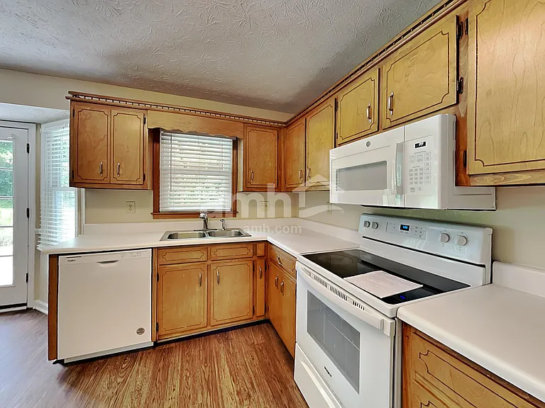 2835 Shane Dr — Photo 3