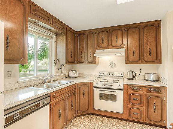 3rd image of 905 188th Street Ct E