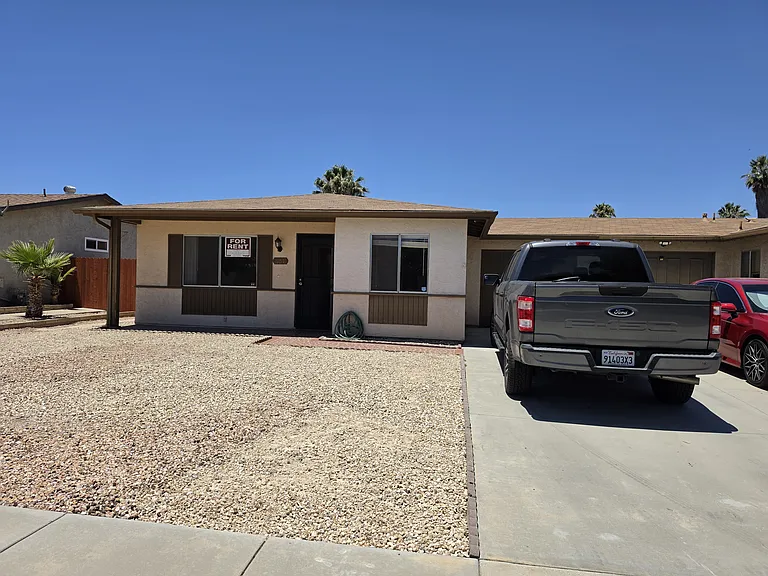 Corona St — Photo 21
