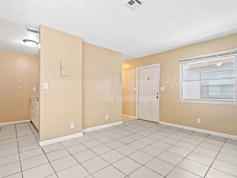 1022 NW 6th Ave #1 — Photo 2