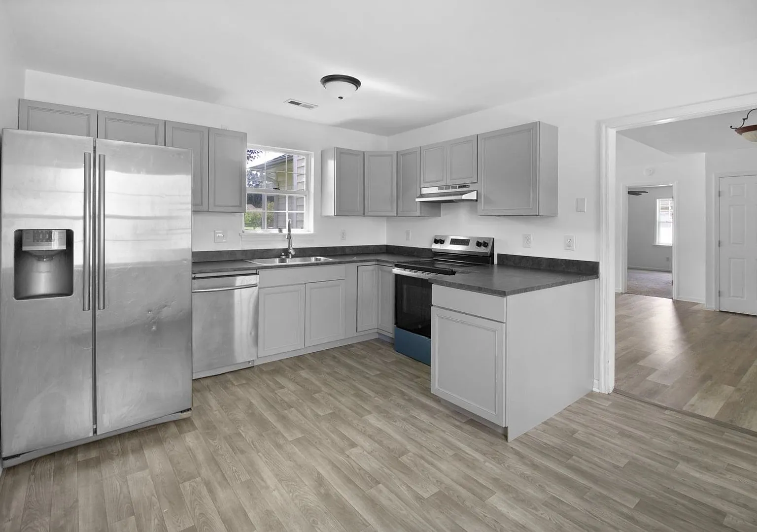Renovated 4 Bedroom Home! — Photo 4