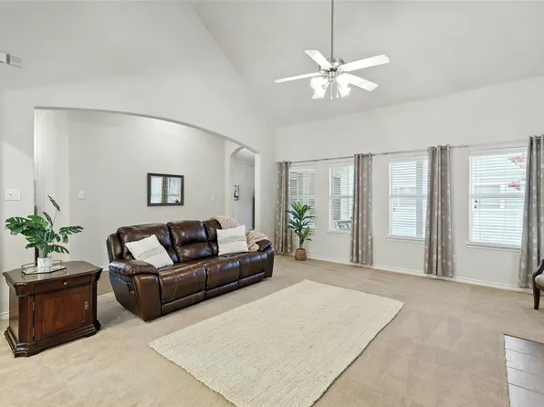 1218 Gwinnett Ct, Aubrey, TX 76227