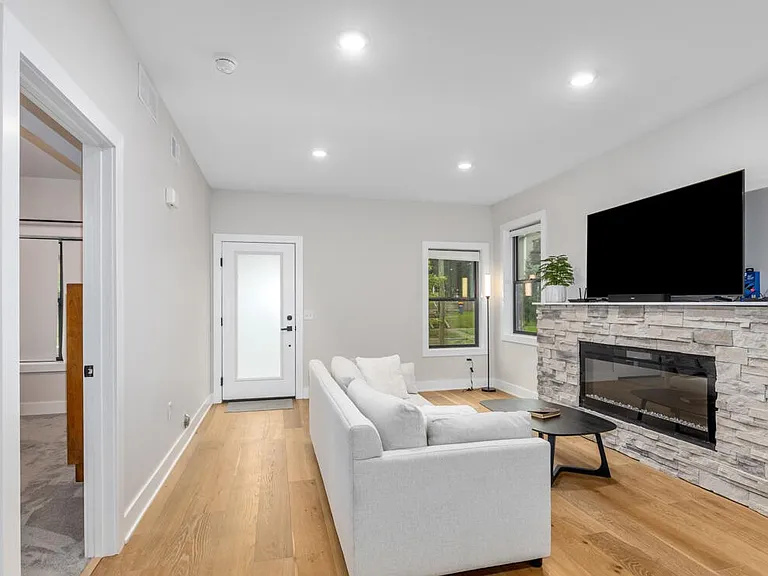 633 Fairview Ave NE #2 — Photo 4