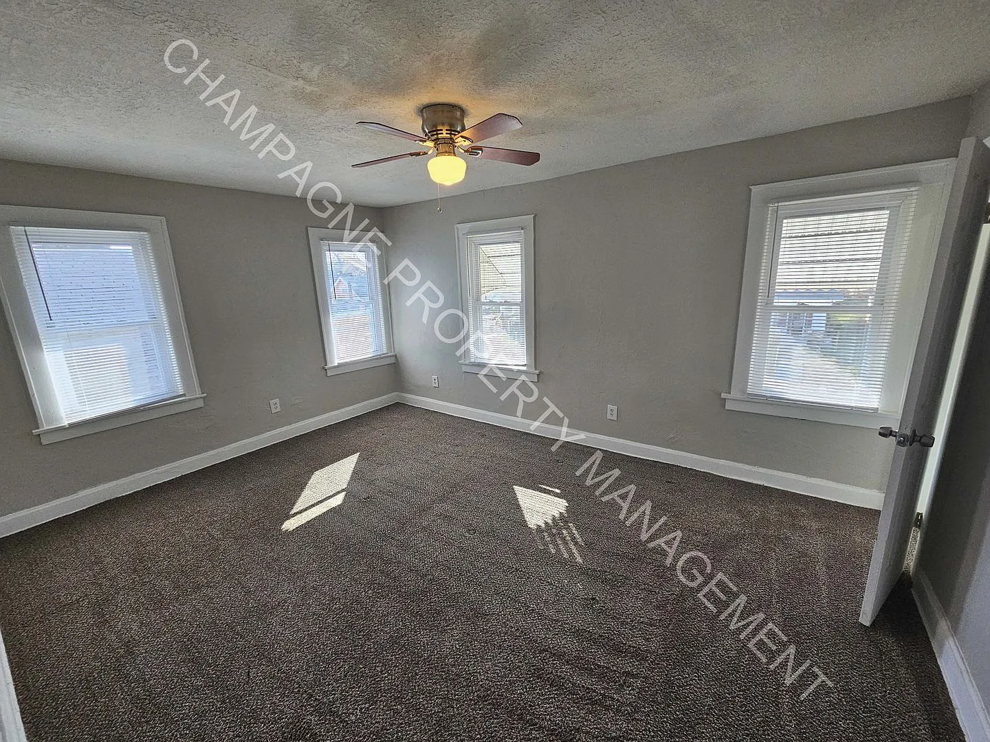 Spacious Home in KC — Photo 3