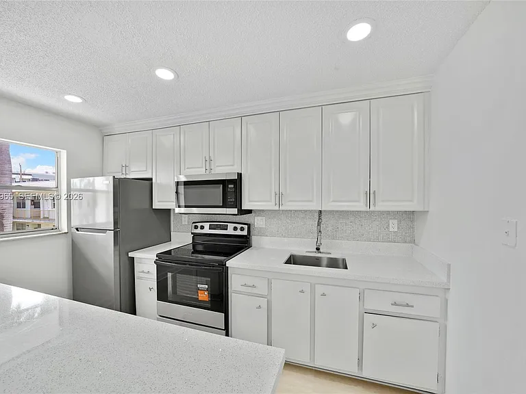 6211 SW 37th St #212 — Photo 3