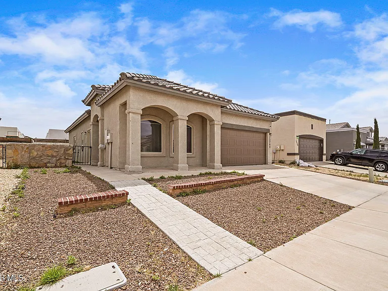 13760 Blackburn Ave — Photo 3