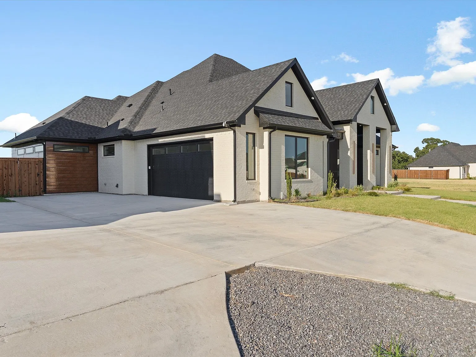 4 bed, 4.5 bath, 2902 sqft, $4,500 — Photo 2