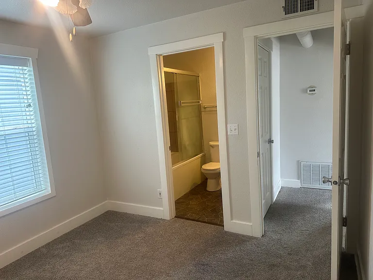 275 E 22nd St — Photo 3