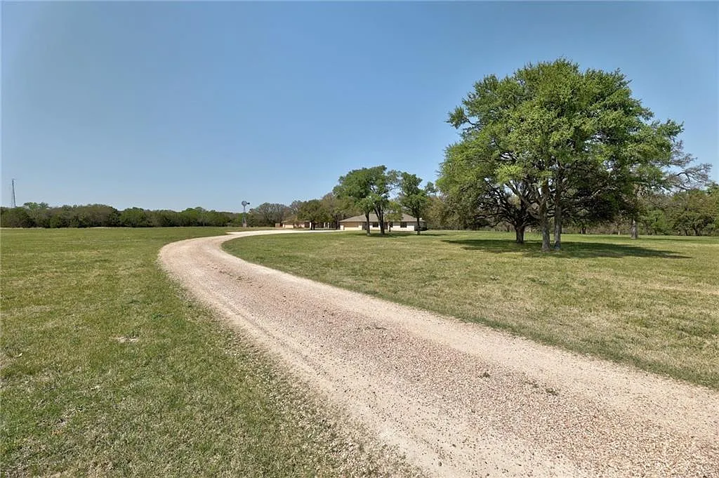 4 bed, 2.0 bath, 2126 sqft, $3,000 — Photo 3
