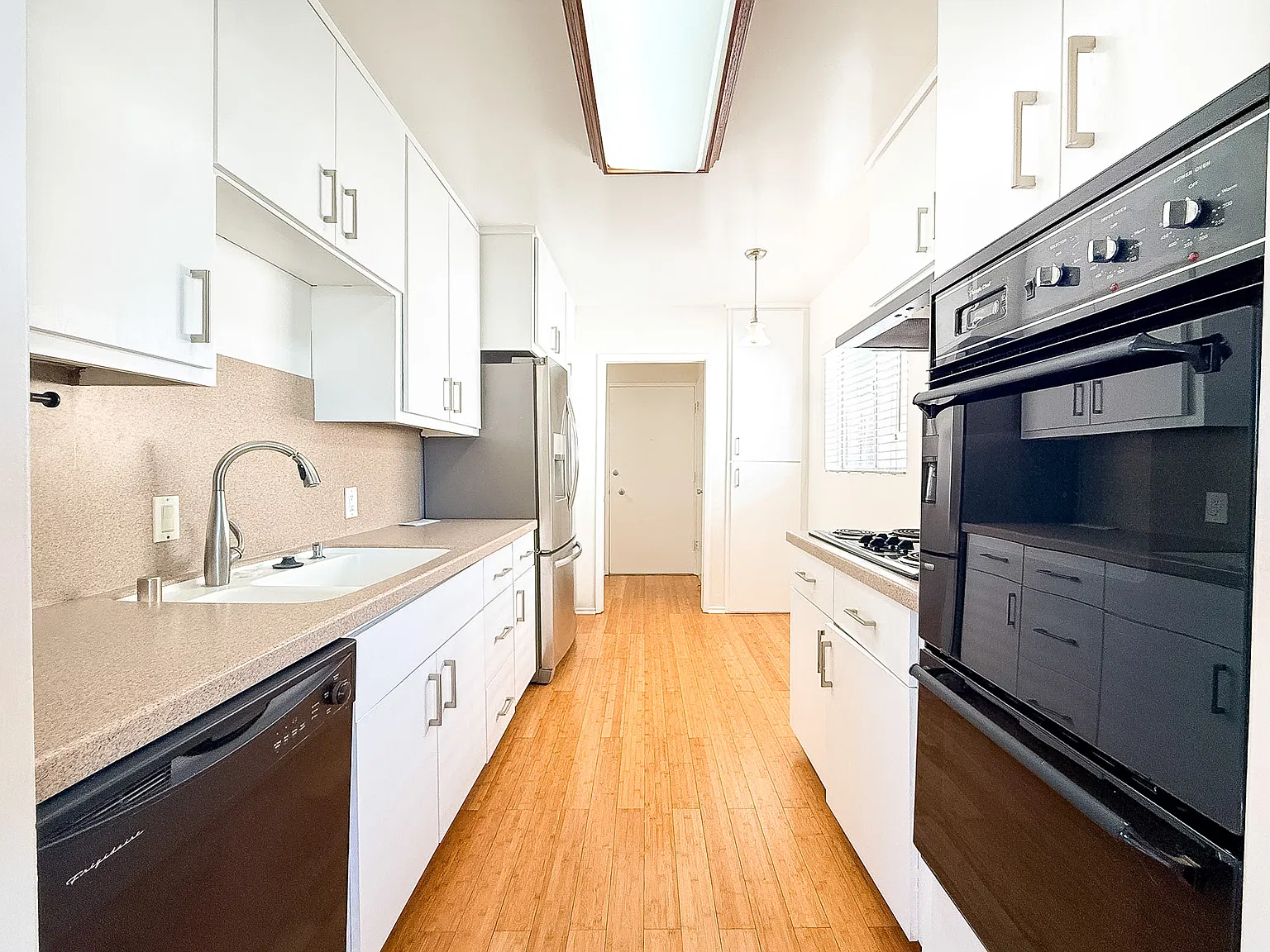 2 bed, 1200 sqft, $3,595 — Photo 4