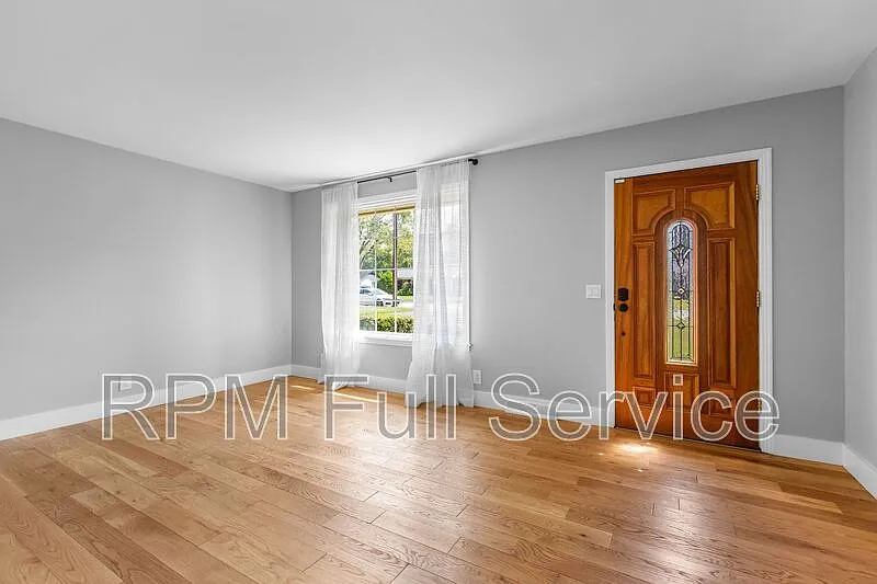3 bed, 1.5 bath, 1716 sqft, $2,400 — Photo 3