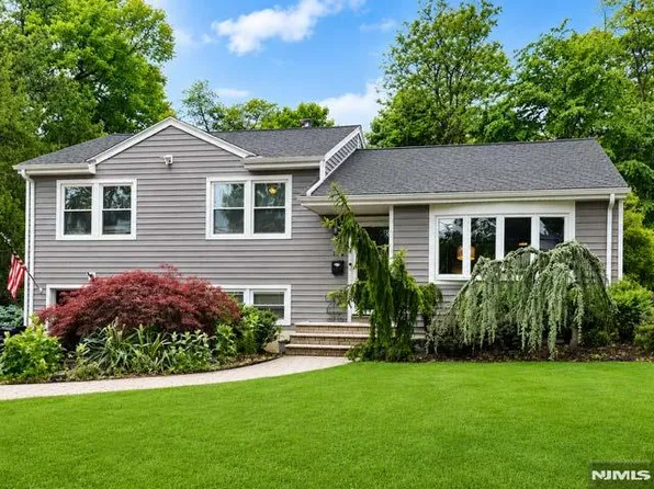 158 Morningside Rd, Paramus, NJ 07652