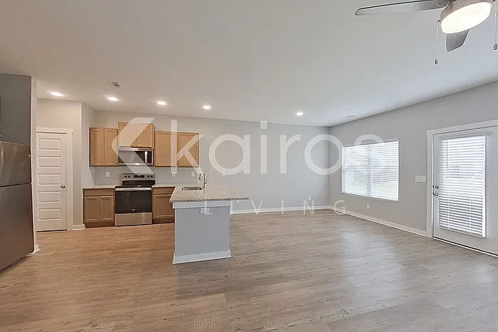 4 bed, 2.5 bath, 2047 sqft, $1,915 — Photo 4