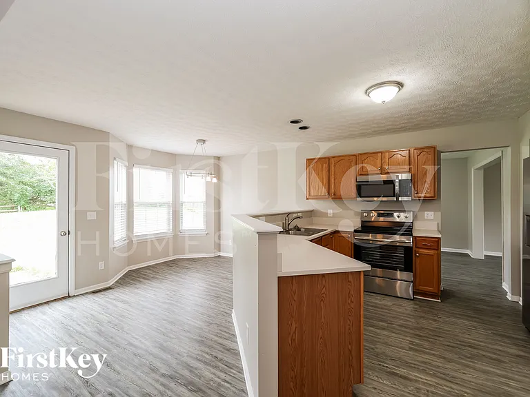 1211 Parkside Dr — Photo 7