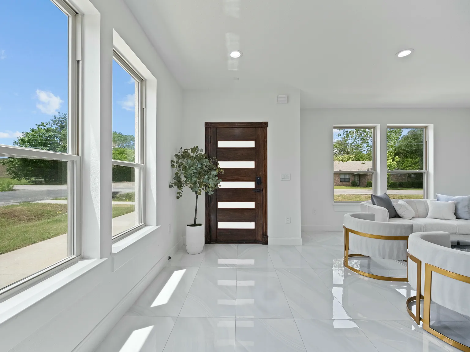 3 bed, 2.5 bath, 2006 sqft, $2,400 — Photo 2