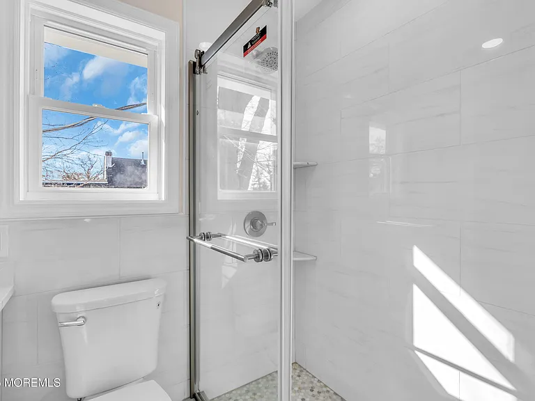 814 Dunlewy St — Photo 13