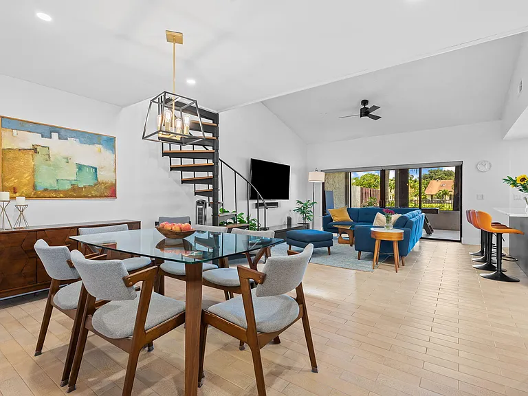 305 SW 28th Ave — Photo 4