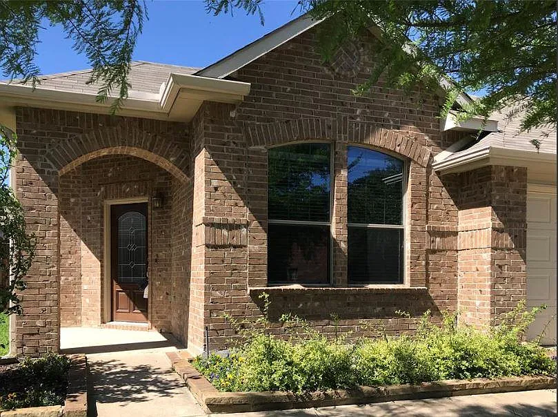 1038 Lancashire Ln — Photo 2