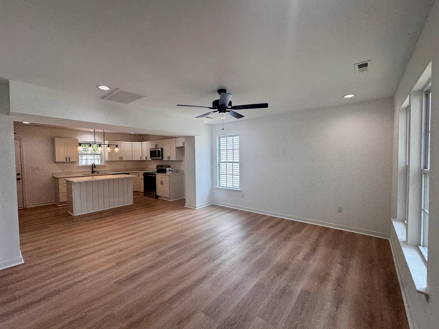 3 bed, 2.5 bath, 1200 sqft, $2,200 — Photo 2
