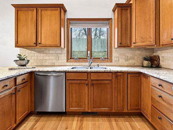 5th image of 1831 E Sylvan Ave