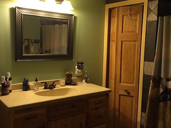 Large Bath w/ knotty Pine