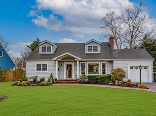 12 Grace Ct, Islip, NY 11751