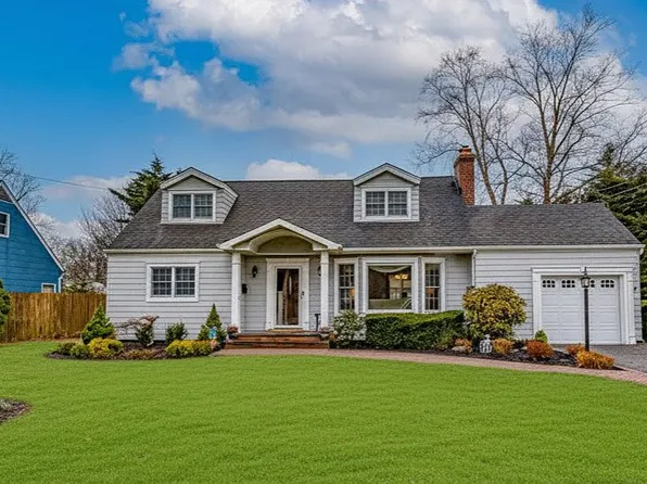 12 Grace Ct, Islip, NY 11751