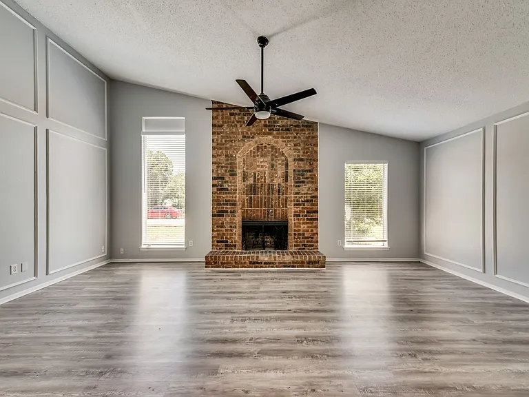 2814 Meadow Park Dr — Photo 3