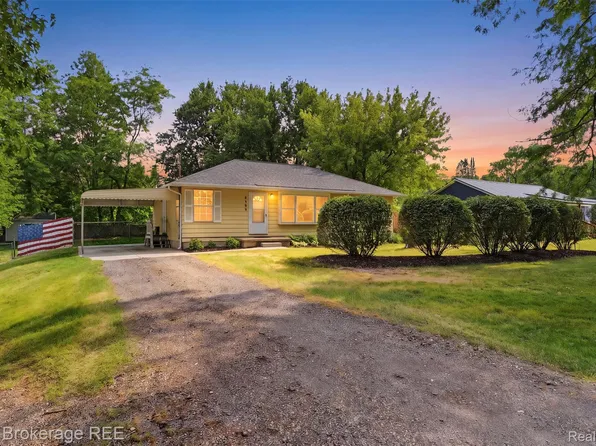 6509 Silver Lake Rd, Linden, MI 48451