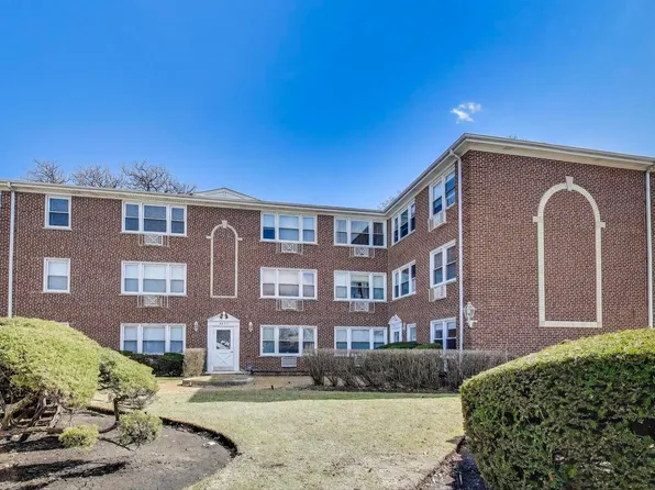 4855 Dobson St Unit 304, Skokie, IL 60077