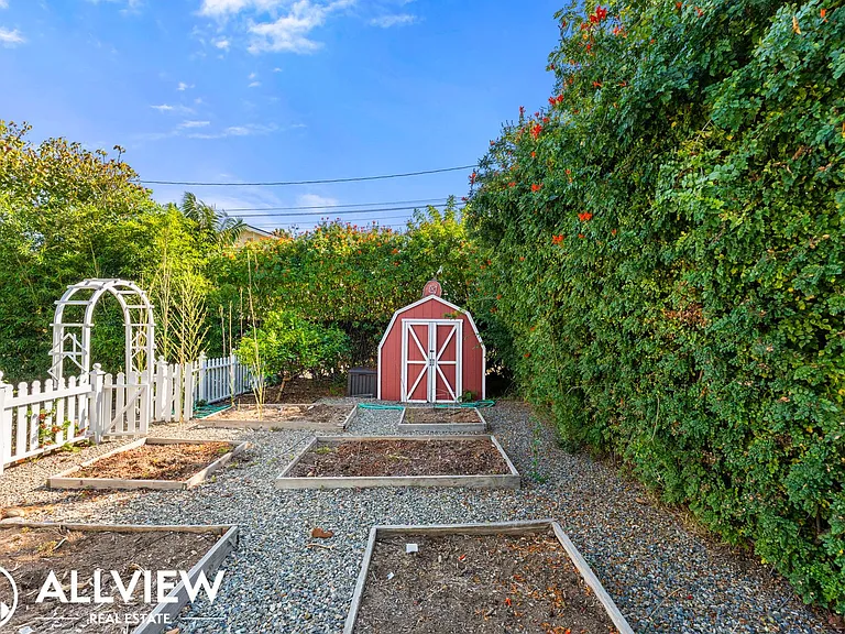 2474 Santa Ana Ave — Photo 32