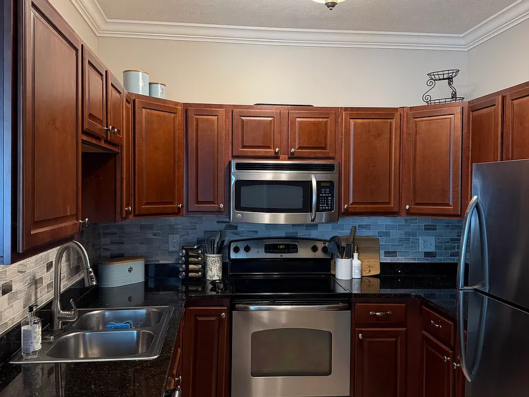 2118 Suncrest Vlg — Photo 10