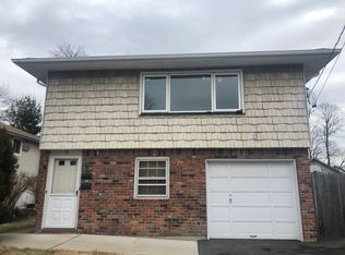 18 Pleasant Ave, Farmingdale, NY 11735