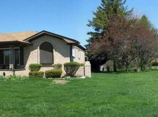 1043 Player Dr, Troy, MI 48085