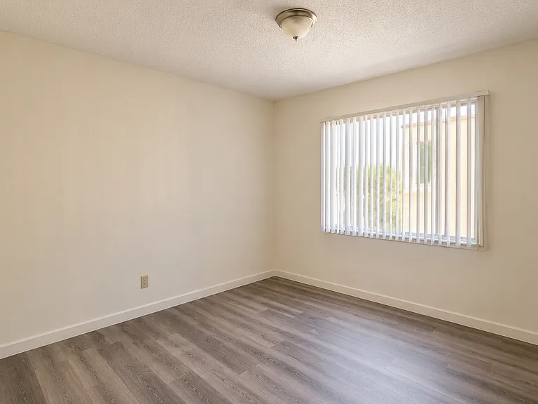 2743 Waverly Dr #4 — Photo 8