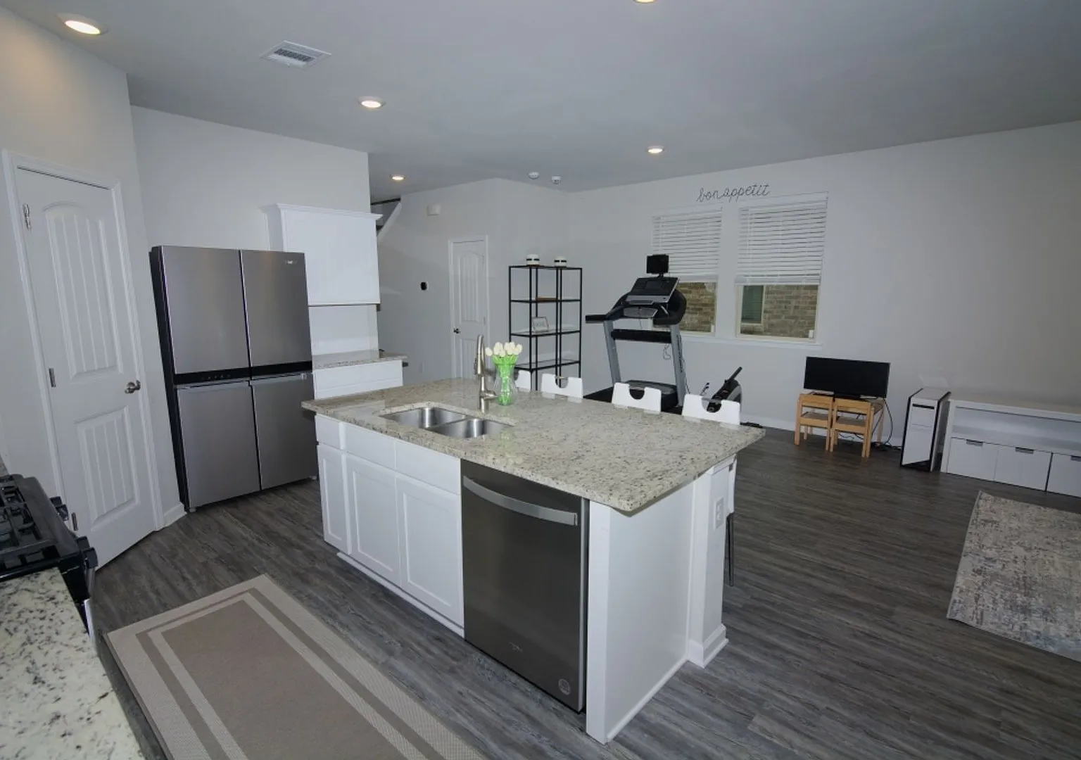 Location, Location, Location!! Stunning 5 Bedroom 3 Bath Home! — Photo 3
