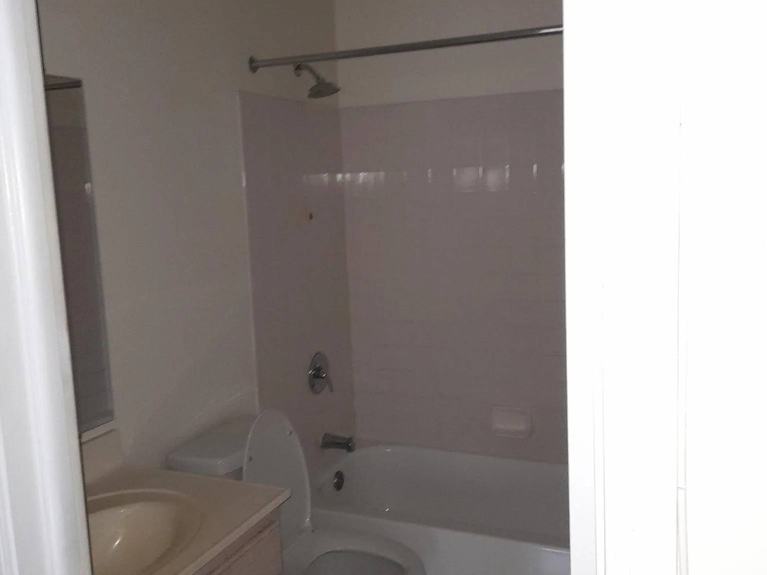 3 bed, 2.5 bath, 13100 sqft, $2,350 — Photo 2