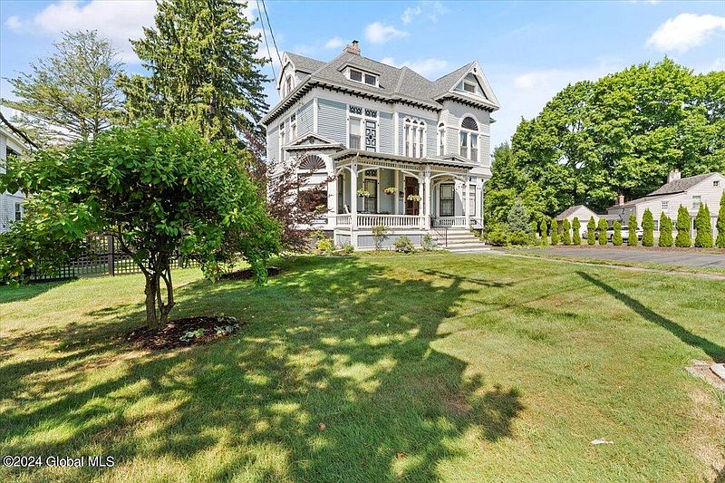 3rd image of 460 Pawling Avenue
