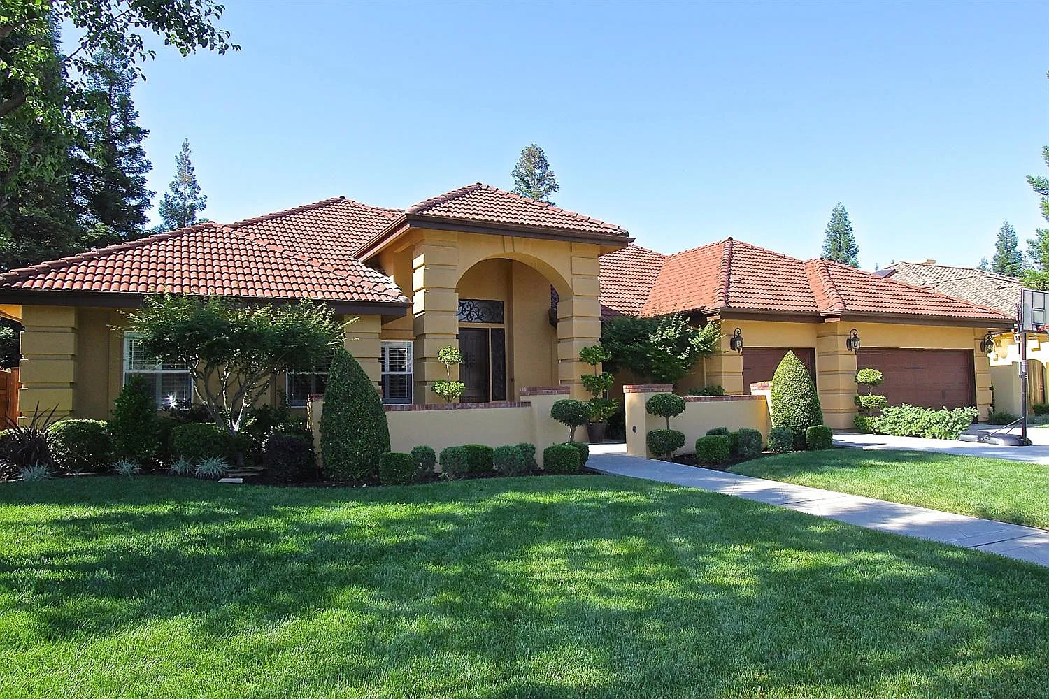1565 E Forest Oaks Dr photo 1