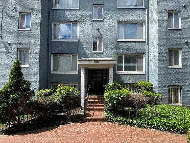 717 Brandywine St SE #T-1 — Photo 1