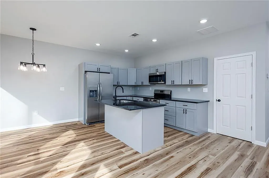 3 bed, 2.5 bath, 1400 sqft, $2,600 — Photo 2
