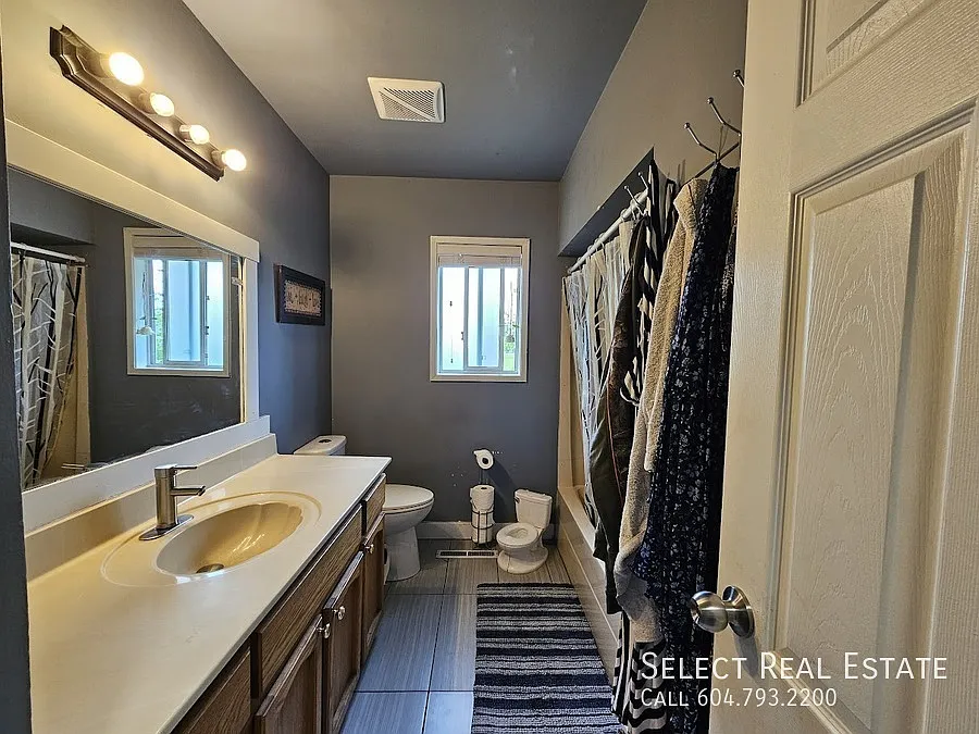 Building Photo - 8565 Norman Cres #A