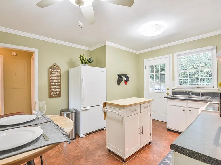 807 Marstevan Dr NE #B — Photo 8