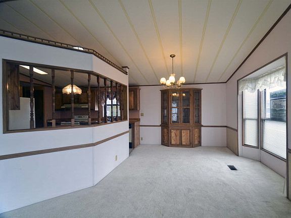 3rd image of 933 NE Belroy St